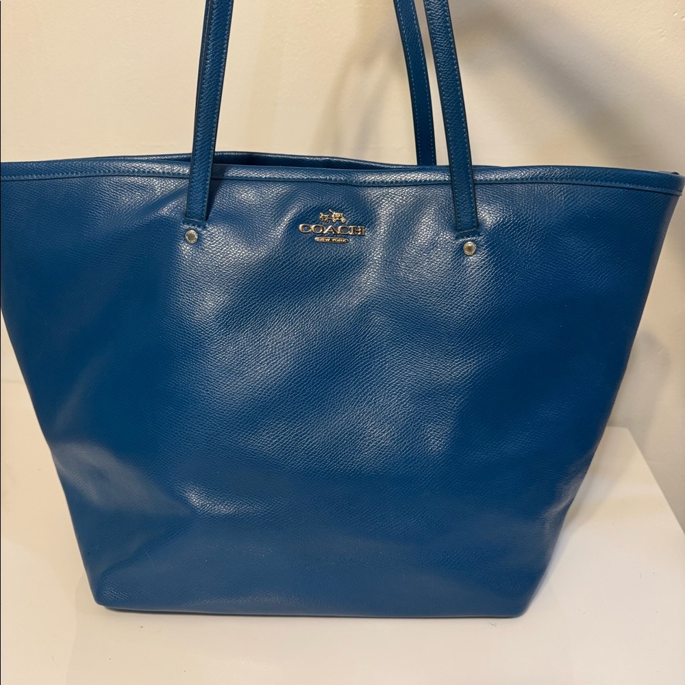Beautiful large tote Coach bag